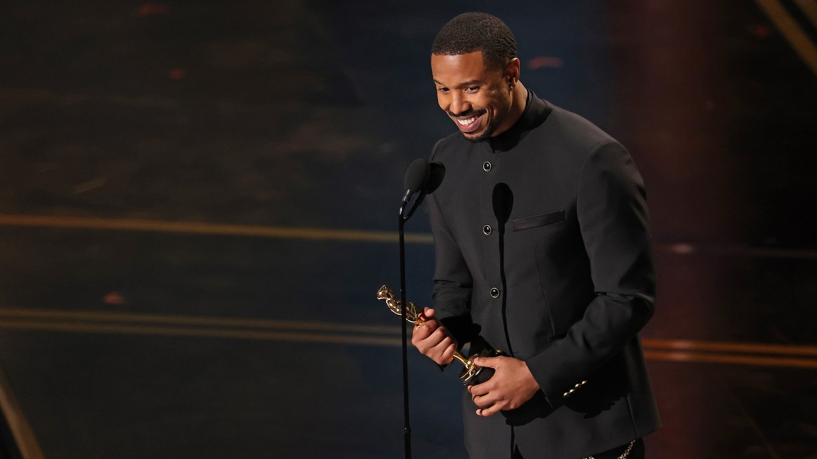 La estrella de ‘Sinners’ Michael B. Jordan agradece a los ex ganadores negros del Oscar en un conmovedor discurso