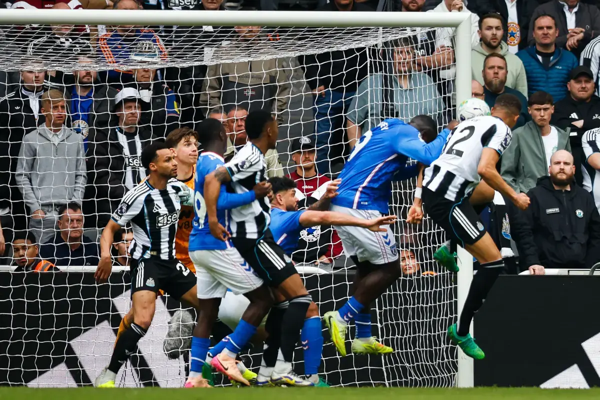 El ex árbitro principal dictamina sobre los controvertidos incidentes entre Newcastle United y Sunderland