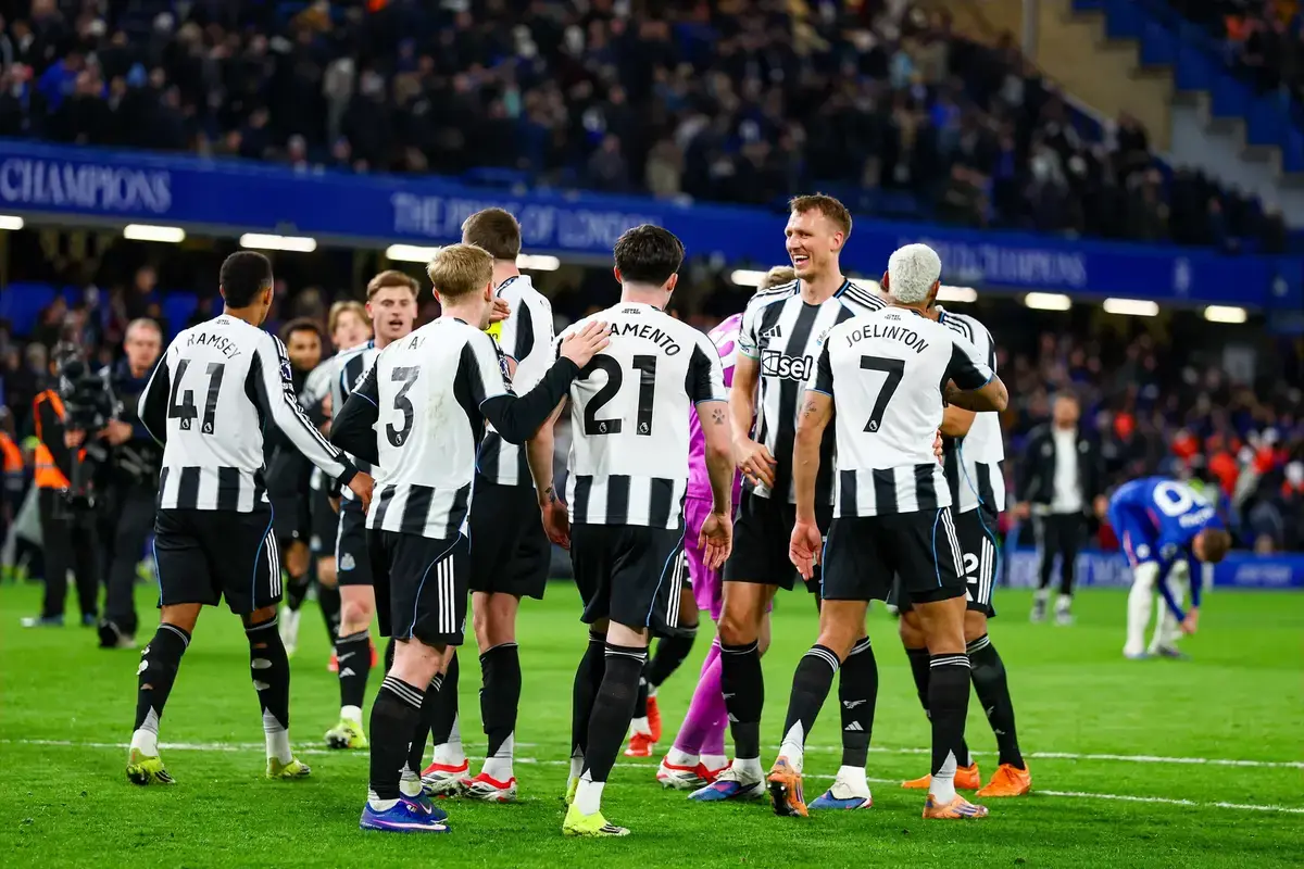 Aquí está esta foto que a todos los fanáticos del Newcastle United les encanta aquí este sábado por la noche.