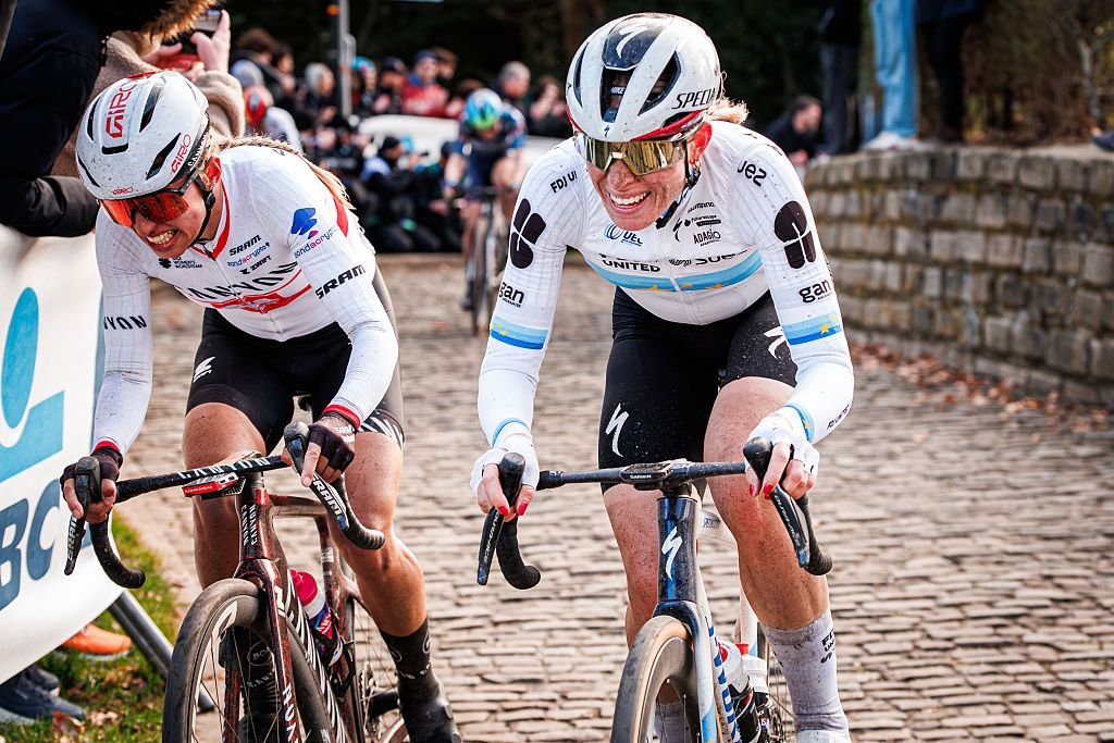 “Mi sueño es cruzar la meta primero y sola” – Kasia Niewiadoma renueva su rivalidad con Demi Vollering en Strade Bianche