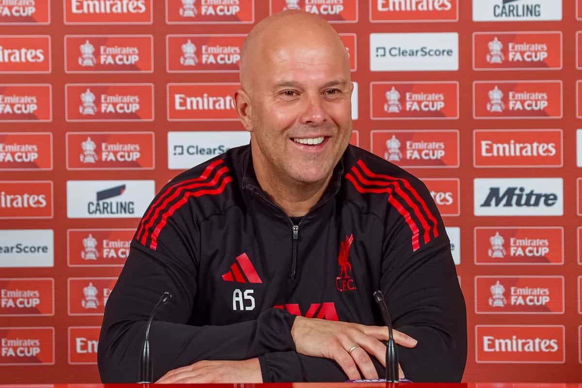 El técnico del Liverpool se burla del tema de la gira por Estados Unidos