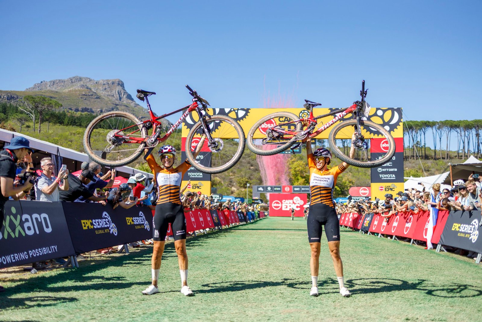 Matt Beers y Tristan Nortje mejoraron la clasificación general en la final para ganar la Cape Epic masculina, mientras que Candice Lill y Alessandra Keller completaron un dominio casi total en la carrera femenina.