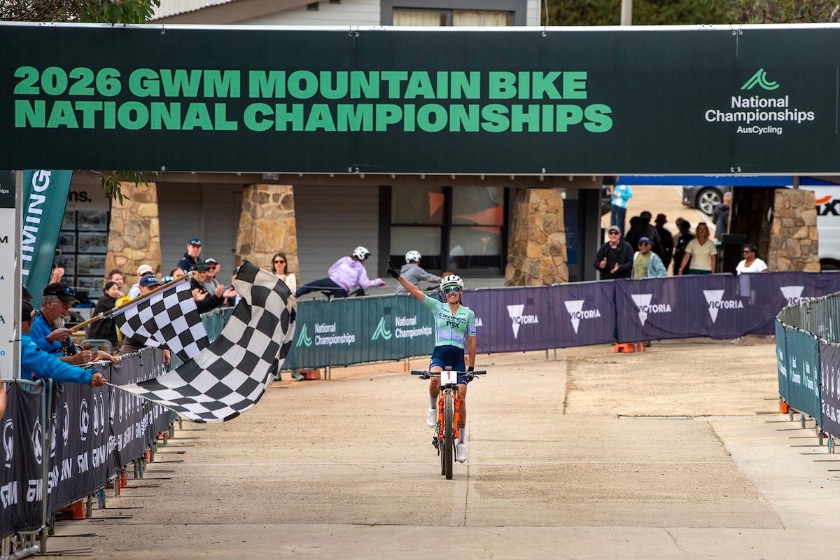 La australiana Rebecca Henderson gana el decimotercer título nacional consecutivo de ciclismo de montaña de cross-country de élite, el neozelandés Anton Cooper lo convierte en el undécimo.