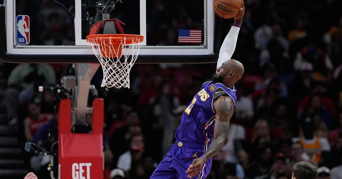 Luka Doncic (40 puntos) y LeBron James (30) llevan a los Lakers a derrotar a los Rockets