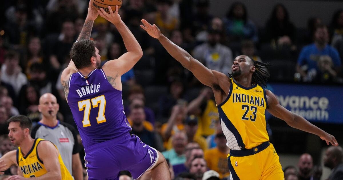 Luka Doncic anota 43 puntos mientras los Lakers, cansados de la carretera, retrasan la remontada de los Pacers