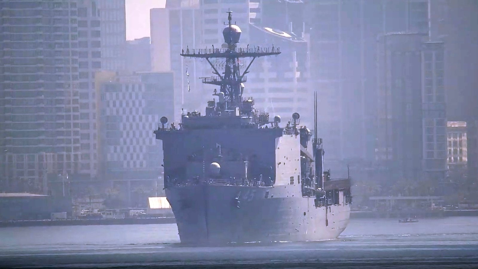 Se espera que 2.200 infantes de marina adicionales y 3 barcos de la Armada se dirijan a Medio Oriente, dicen los funcionarios.