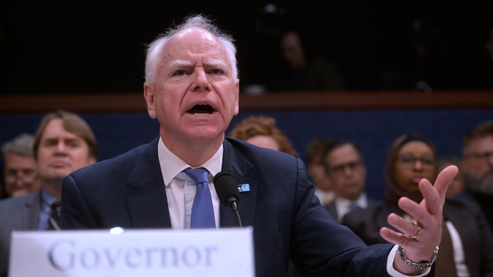 El gobernador Tim Walz dice al panel de la Cámara que la represión migratoria de Trump ha obstaculizado la lucha de Minnesota contra el fraude