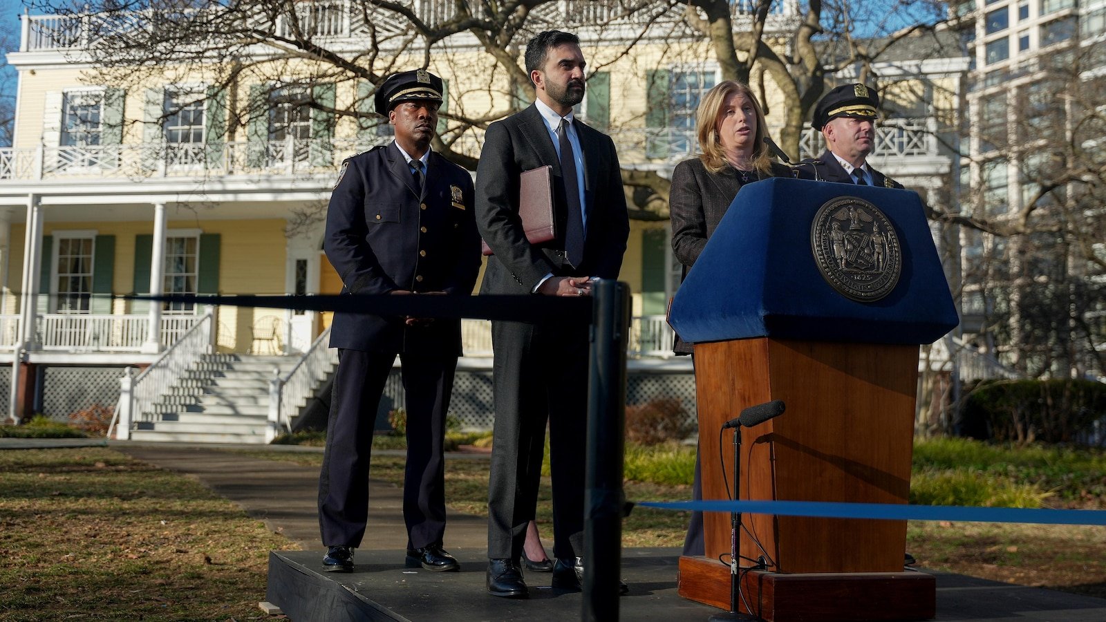 Explosivos arrojados cerca de la residencia del alcalde de Nueva York investigados por “terrorismo vinculado al ISIS”