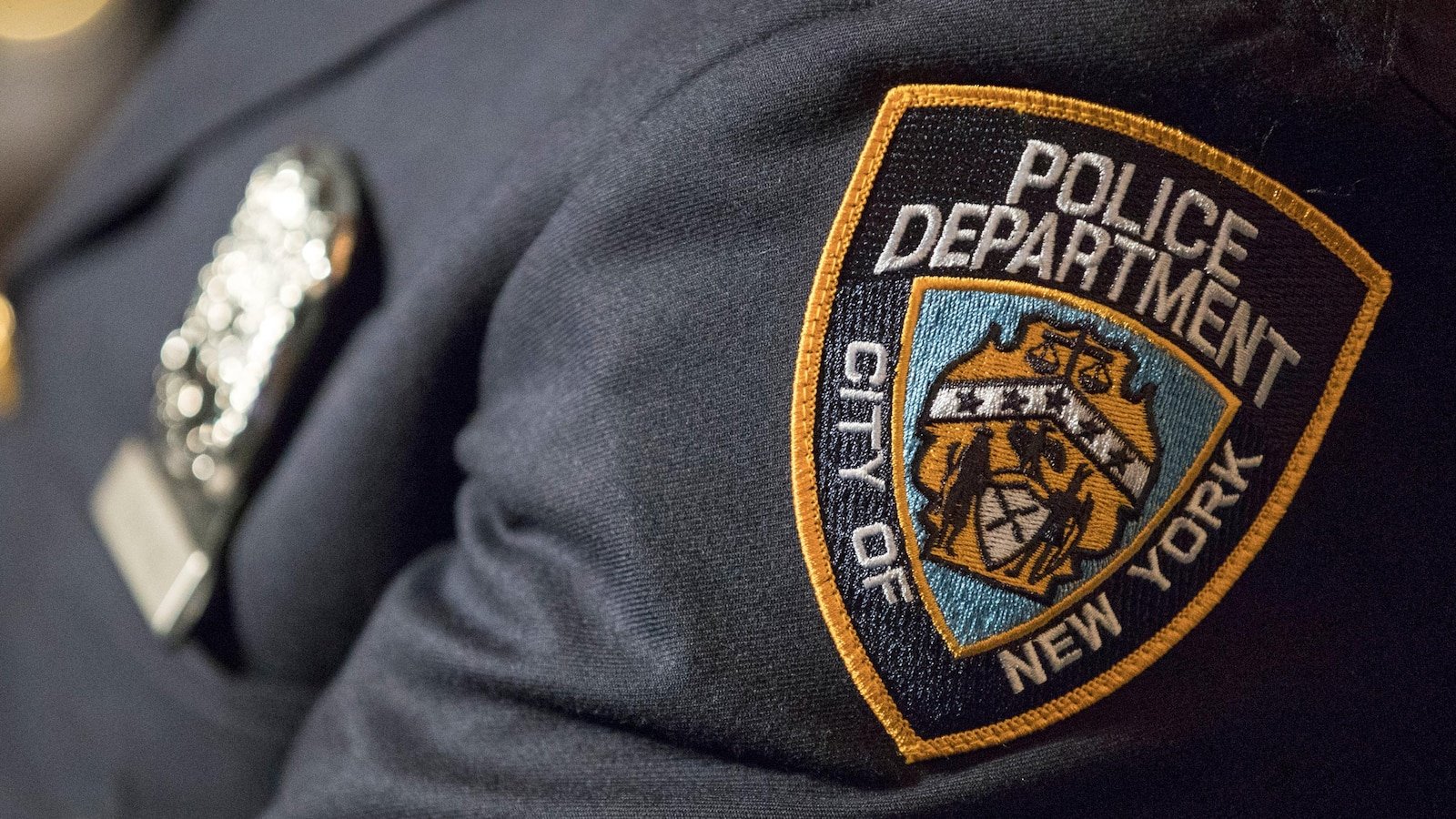 La policía de Nueva York dice que el oficial que custodiaba la casa del alcalde fue suspendido después de dispararle a un hombre mientras estaba fuera de servicio