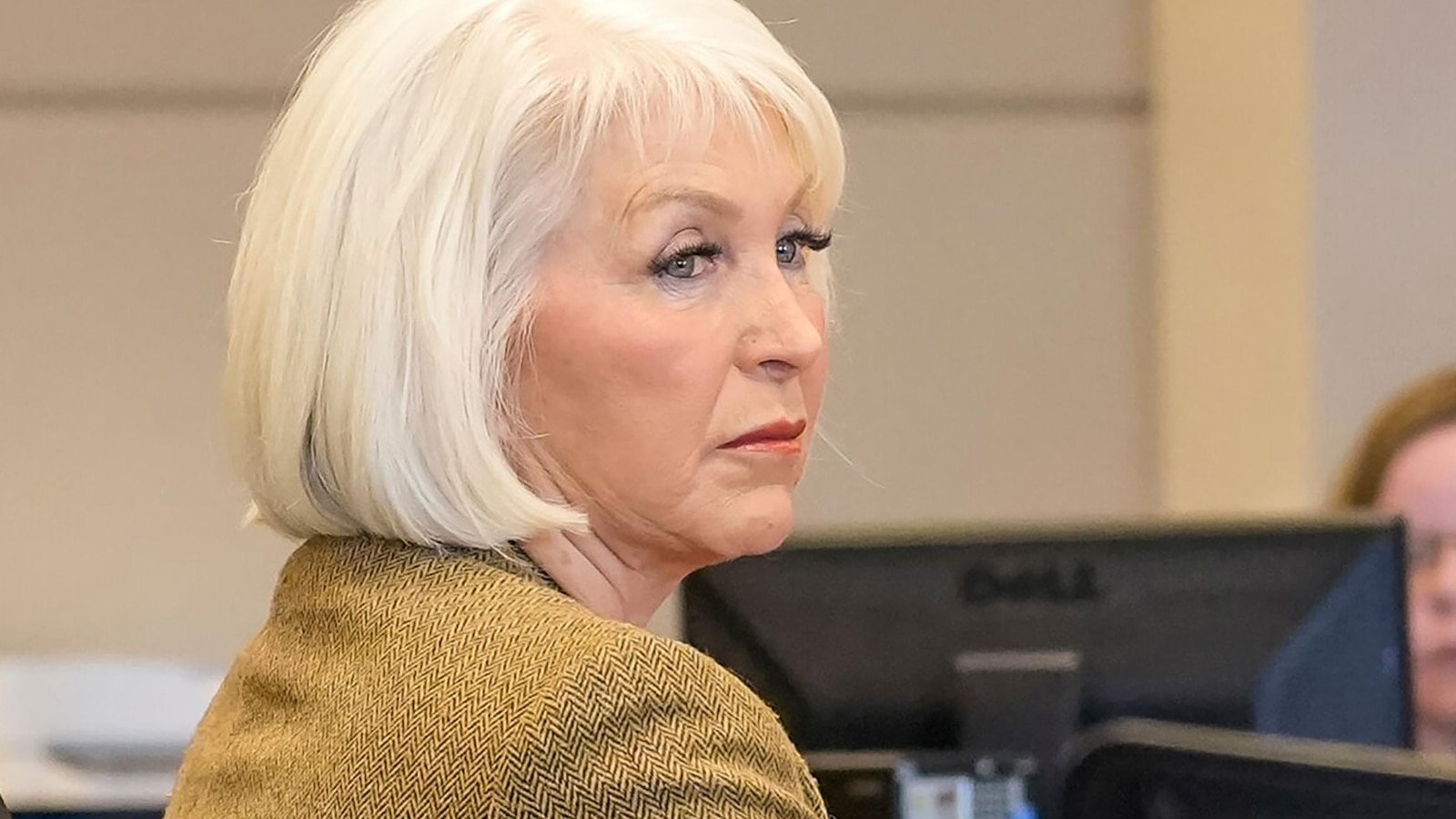 El gobernador de Colorado muestra su voluntad de liberar a Tina Peters de prisión bajo presión de Trump