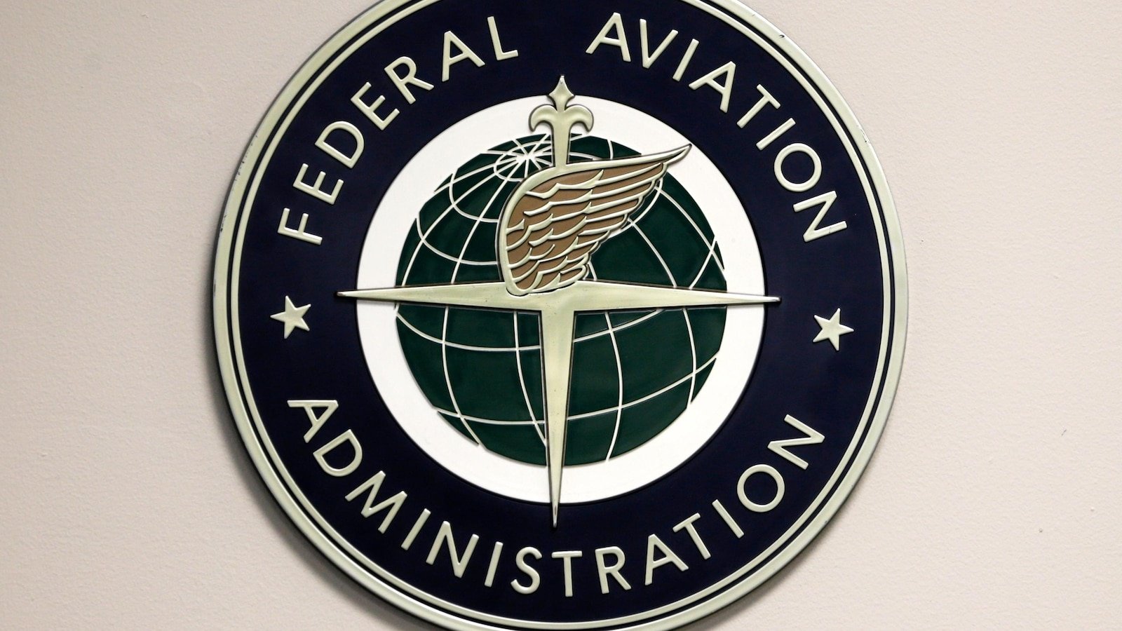 Una avioneta realiza un aterrizaje de emergencia en el río Hudson; dos personas a bordo nadan hasta un lugar seguro