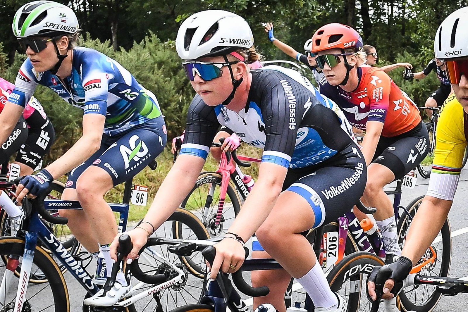 La foto de finalización del Midwest Cycling Classic es para Lonneke Uneken mientras Martina Alzini celebra demasiado temprano por segunda vez