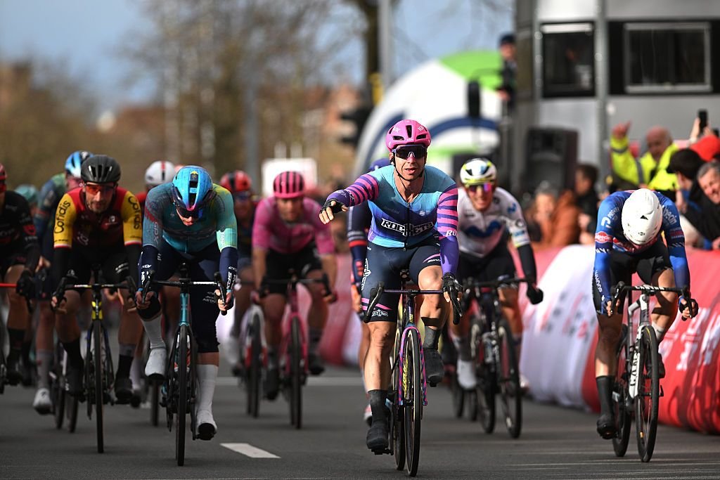 Ronde van Brugge: otra victoria de Dylan Groenewegen mientras los vientos cruzados y las caídas destrozan el pelotón