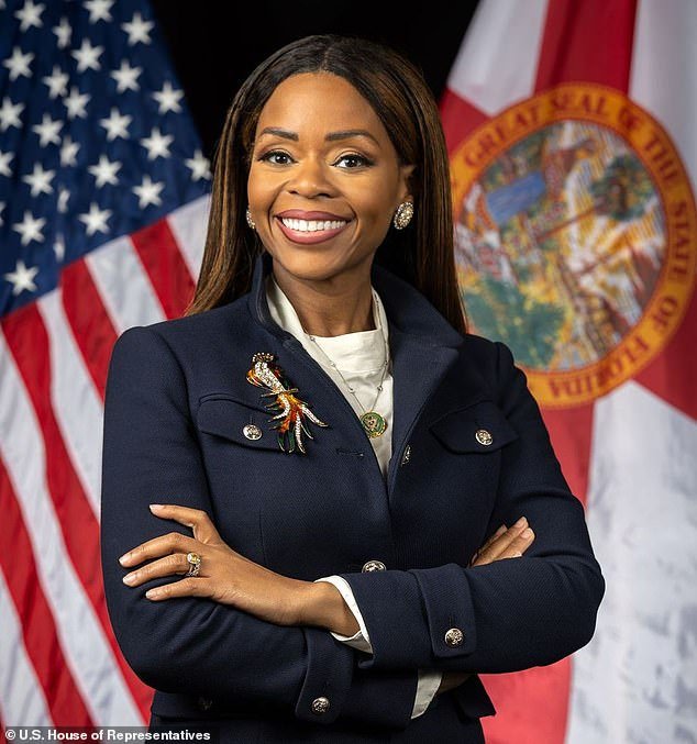 La demócrata dimite del Congreso después de que sus propios colegas la atacaran por robar 5 millones de dólares de dinero de los contribuyentes.