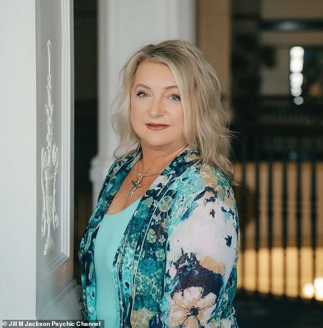 Hablo con los muertos en el más allá. Todos comparten los mismos arrepentimientos sobre su tiempo en la Tierra… pero no es lo que podrías pensar.