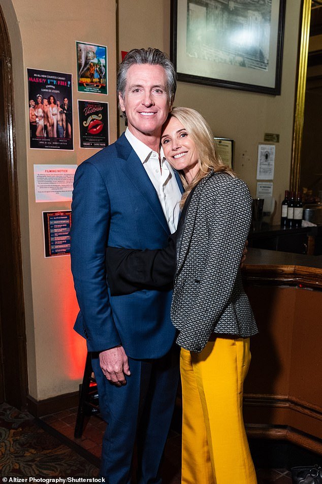 La esposa despierta de Gavin Newsom afirma que Bondi y Noem fueron despedidas en la ‘guerra contra todas las mujeres’ de Trump mientras estaban ‘empaquetadas al estilo Mar-a-Lago’