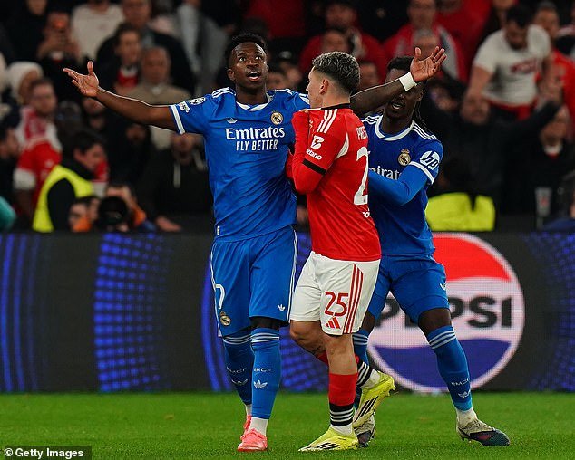 La estrella del Benfica acusada de abuso racista contra Vinicius Jnr duplica sus comentarios homofóbicos en la primera entrevista desde el incidente