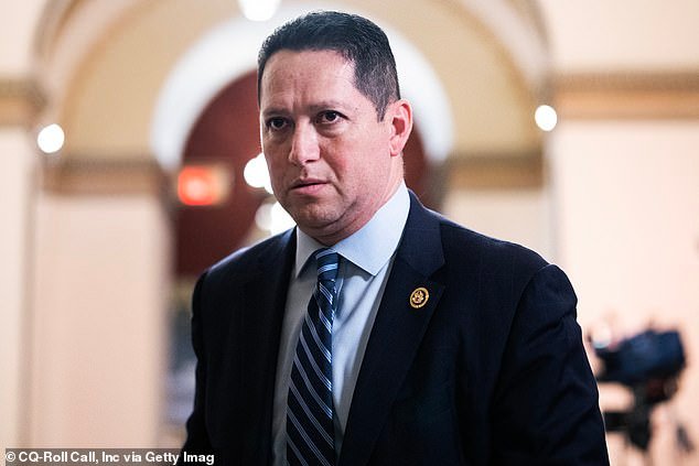 Lea repugnantes textos sexuales supuestamente enviados por un congresista de Texas deshonrado a OTRO miembro del personal… años antes de que el asistente con el que tuvo una aventura se suicidara.