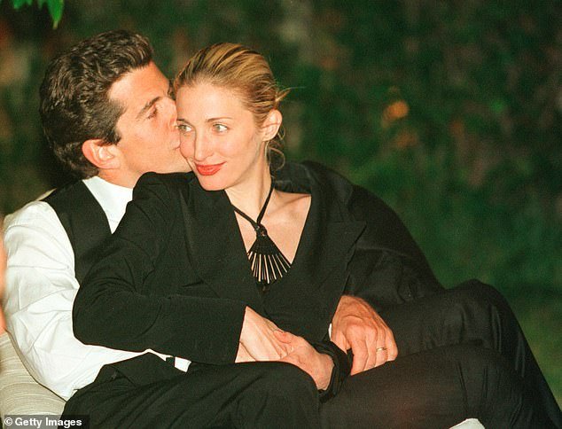 Estuve allí el día que murieron JFK Jr y Carolyn Bessette. Nunca olvidaré lo que vi cuando el clan Kennedy escuchó la horrible noticia.