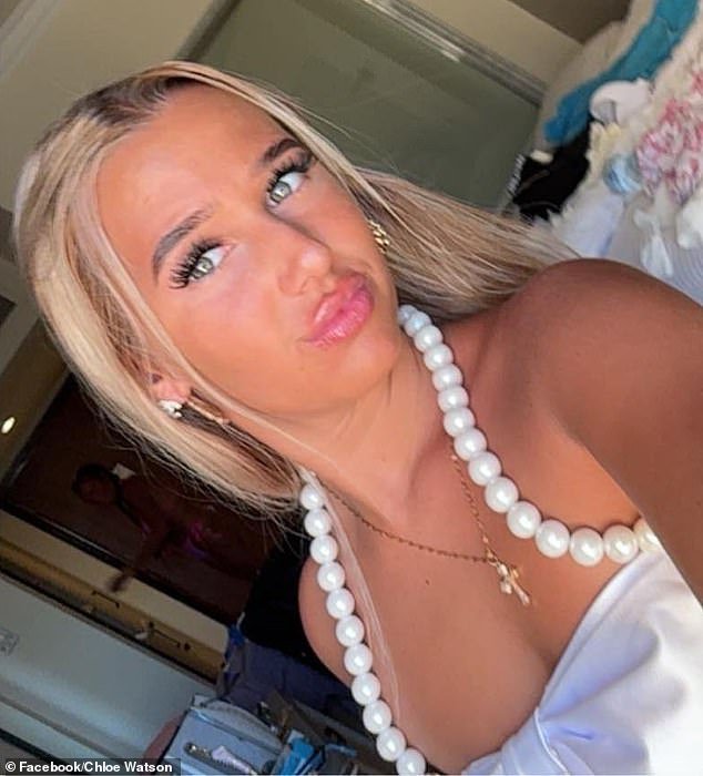 La familia de una colegiala de 16 años asesinada a puñaladas en una “discusión sobre un niño” se enfrenta por primera vez en el tribunal a tres adolescentes acusados de asesinarla, mientras otro niño de 14 años es arrestado