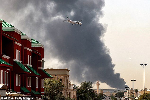 Las aerolíneas podrían empezar a quebrar en unas semanas en medio del caos en Medio Oriente con la caída de las reservas y el aumento del petróleo, advierte el magnate multimillonario de la aviación de Dubai.