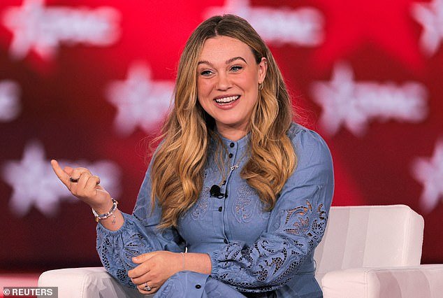 El compañero de Charlie Kirk y joven madre podcaster responde a los presentadores ‘malos’ de The View en respuesta a las difamaciones familiares