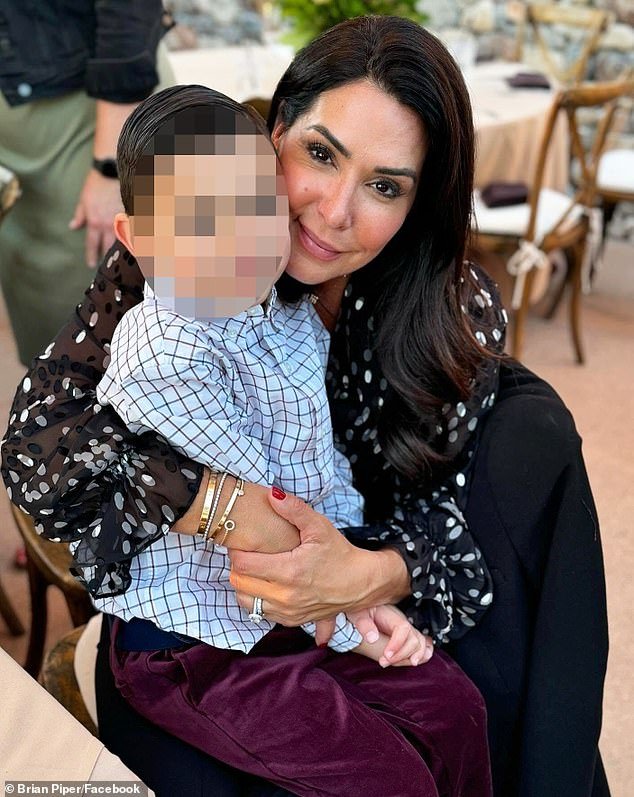 La directora ejecutiva ultraglamurosa era la envidia del club de campo de Arizona con su joven marido, su mansión, su abrigo de piel y sus joyas Cartier. Ahora está envuelta en un escándalo que podría deshonrar su reputación.