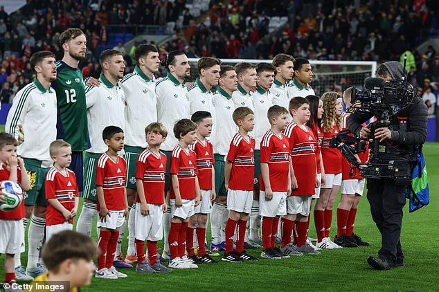 God Save The King ABUCHADO por los aficionados de Gales antes del amistoso contra Irlanda del Norte en Cardiff