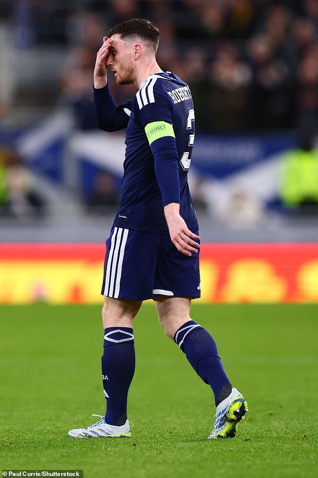 Hubo muchos aspectos positivos que sacar… pero algunos aficionados abuchean sólo por diversión, dice el capitán escocés Andy Robertson