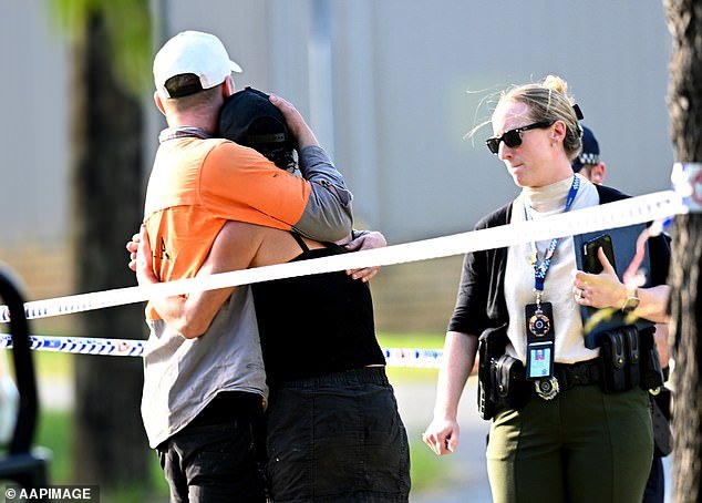 El control de asistencia social sale terriblemente mal mientras un adolescente australiano lucha por su vida después de ser asesinado a tiros por la policía frente a su madre.