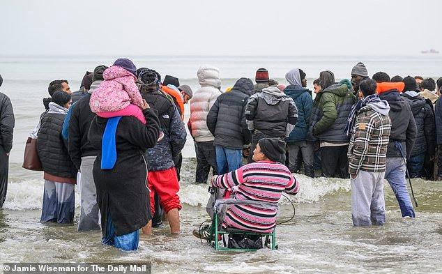 Dos inmigrantes mueren al intentar abordar una pequeña embarcación con destino a Gran Bretaña cerca de Calais, horas después de que el Reino Unido aceptara pagar millones a Francia para patrullar las playas.