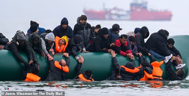 Se desplegarán drones de reconocimiento facial en el Canal de la Mancha para atrapar a traficantes de migrantes pilotando pequeñas embarcaciones