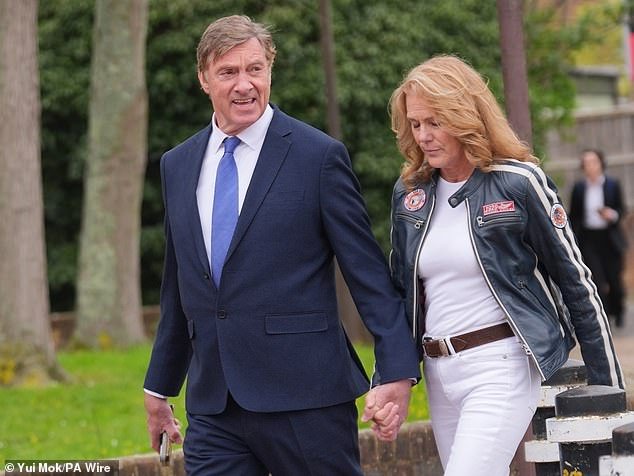 La ex estrella de I’m A Celeb… Lord Brocket será juzgada por violación después de que el juez desestimara el caso