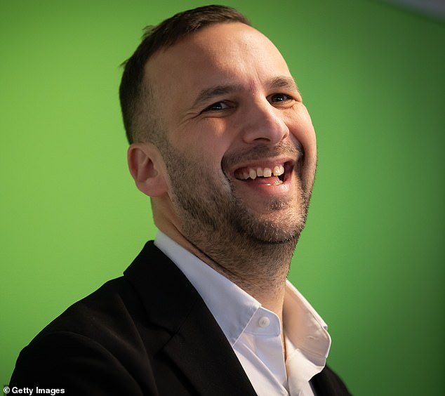 El Partido Verde está considerando reducir el límite de velocidad en las autopistas británicas a 90 km/h como parte de la “guerra contra los automovilistas” de Zack Polanski.