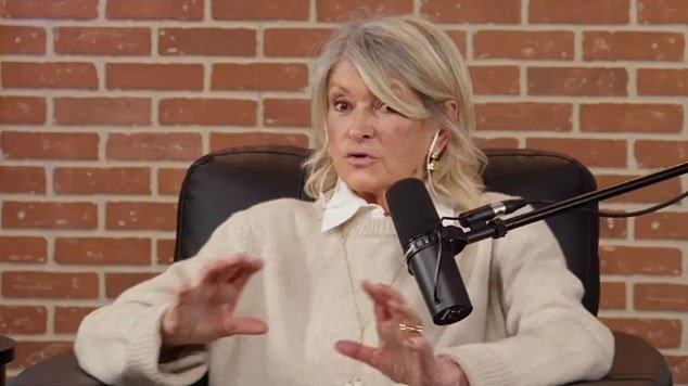 Martha Stewart, de 84 años, confronta a la estrella de los Knicks, Jalen Brunson, por romperse un dedo del pie en una brutal colisión en la cancha del MSG