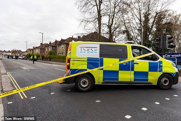 Tres escuelas cerradas mientras la policía inicia la búsqueda del pistolero después del tiroteo