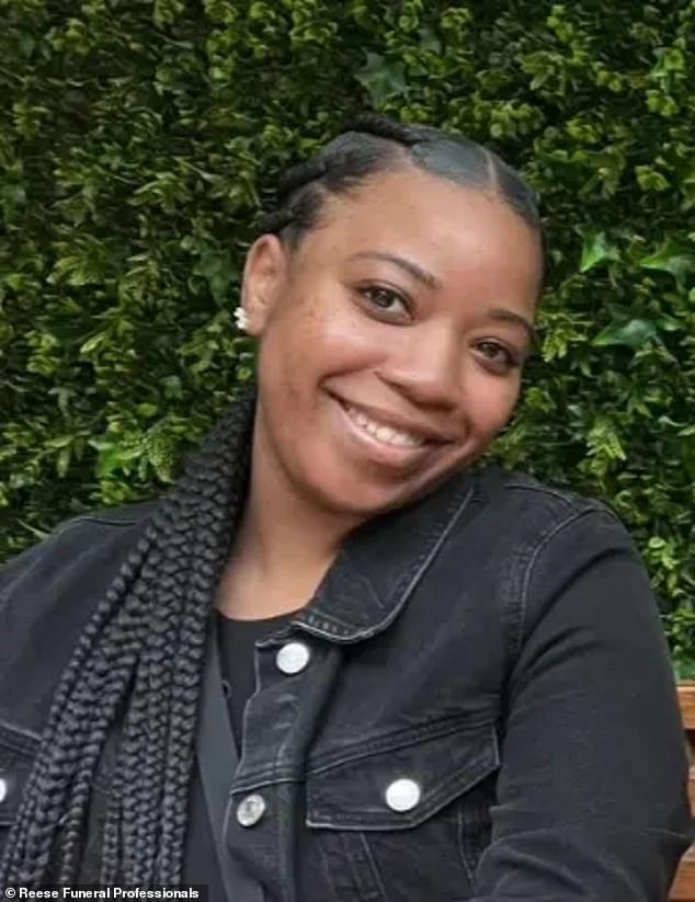 Un empleado del Departamento de Defensa de 33 años sufrió una muerte espantosa durante un vuelo de 15 horas de Korean Airlines después de que el personal cometiera un terrible error, según la demanda.