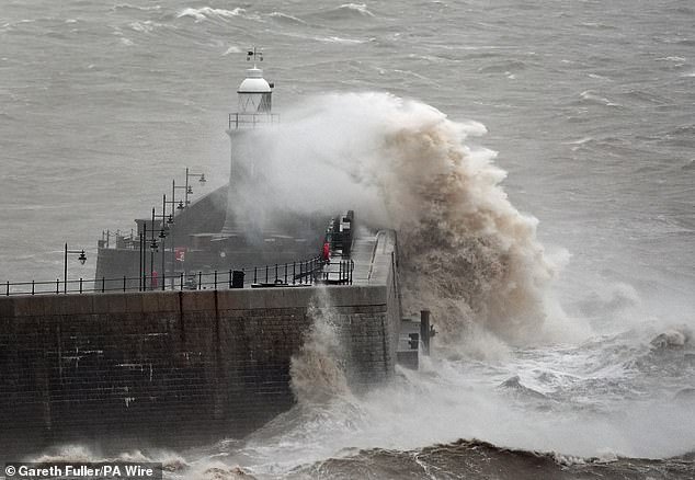 Fuertes vientos de hasta 70 mph podrían causar caos durante las escapadas de Pascua, advierte Met Office