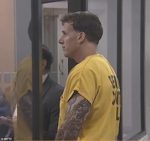 Un maestro de Florida de 41 años, muy tatuado, le dijo a su novia que solo estaba saliendo con ella porque quería a su hija de 13 años, dice la policía.