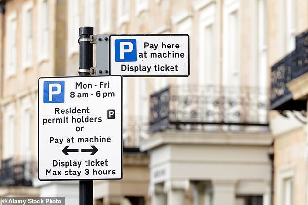 Los conservadores dicen que se eliminarán los cargos de estacionamiento para estancias de dos horas para impulsar las asediadas calles principales de Escocia