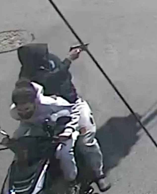 Momento: el tirador de Nueva York dispara a un BEBÉ en la calle de Brooklyn a plena luz del día antes de huir en la parte trasera de un scooter