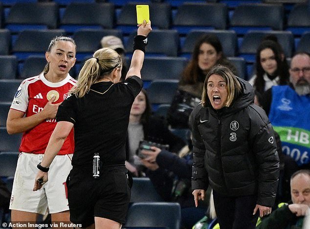 Sonia Bompastor expulsada después de una polémica controversia en la derrota del Chelsea en la Liga de Campeones ante el Arsenal, mientras los Gunners avanzan a la semifinal