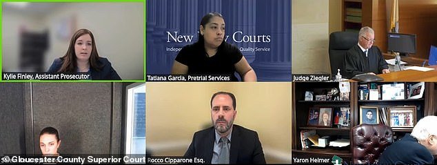 Los abogados de un maestro acusado de acicalar a un niño y luego tener relaciones sexuales con él cuando tenía menos de la edad de consentimiento dicen que la VÍCTIMA tiene parte de culpa