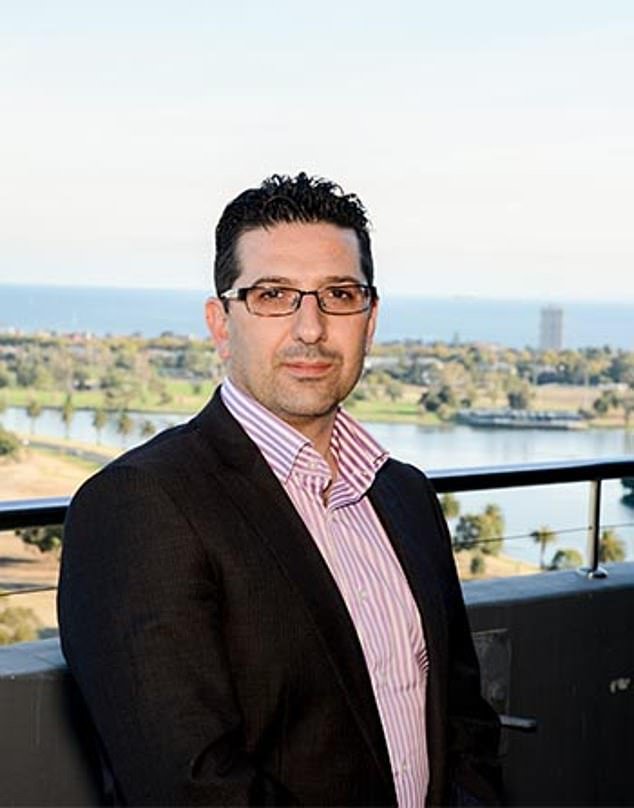 El alto ejecutivo de Guardian admite haber gastado más de 100.000 dólares en un bolso Hermès Birkin para una mujer que apenas conocía, mientras miles de personas perdieron sus ahorros.