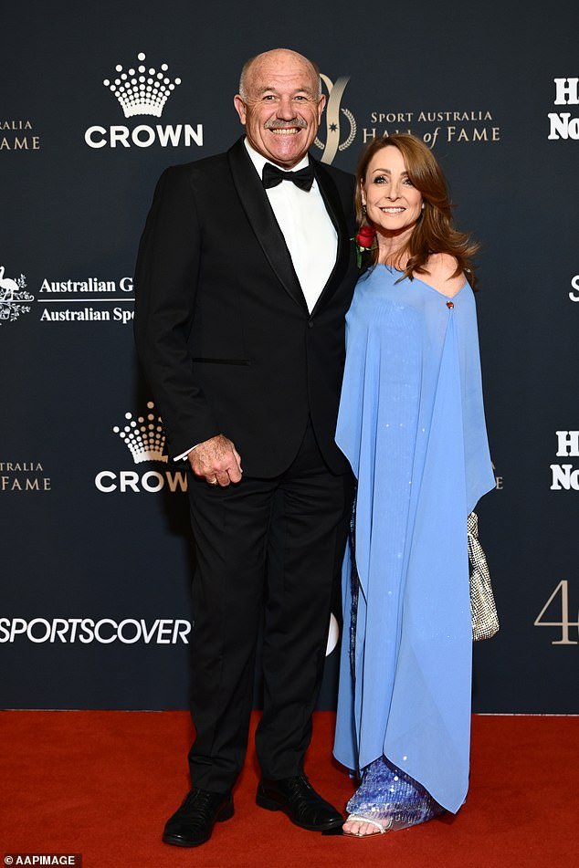 Revelado: Cómo la nueva esposa del ícono del fútbol Wally Lewis ‘cambió su vida’ mientras él lucha contra una enfermedad cerebral fatal