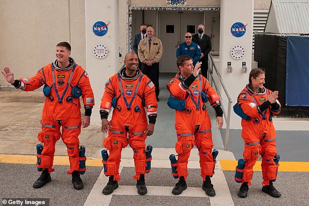 Los fanáticos del deporte se sorprenden al saber que el ex jugador de fútbol universitario pilota Artemis II en un viaje histórico a la Luna