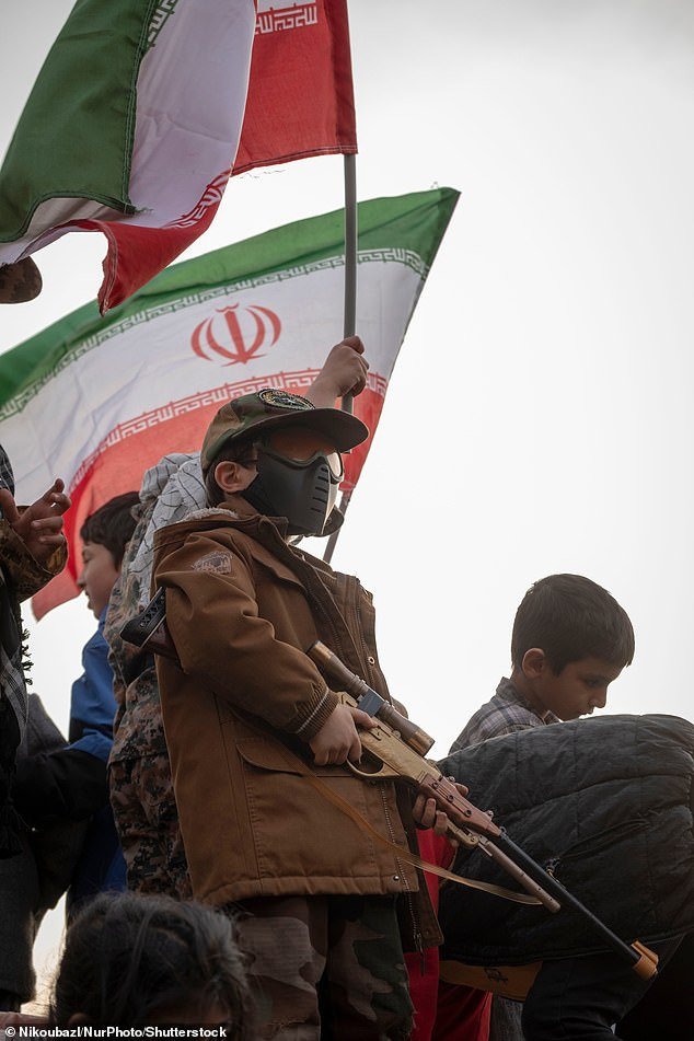 Desesperados mulás iraníes lanzan una campaña de reclutamiento militar “para defender el suelo del país” enviando mensajes SMS masivos después de “armar a niños de 12 años para que se manifestaran en las calles”