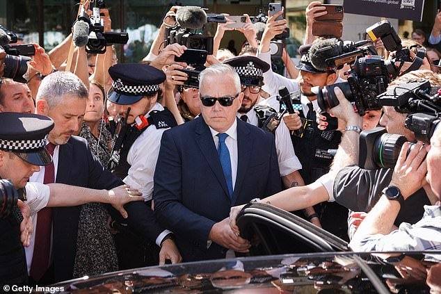 Huw Edwards habla sobre las “oportunidades” que se avecinan este año, mientras su publicista renuncia después de una semana