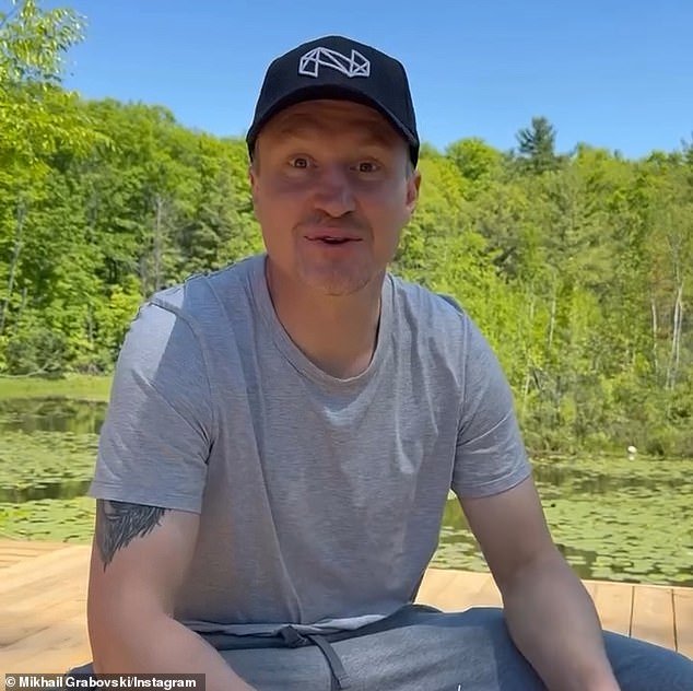 La ex estrella de la NHL Mikhail Grabovski fue acusada de agresión después de atacar al entrenador juvenil de su rival luego de un explosivo partido de playoffs.