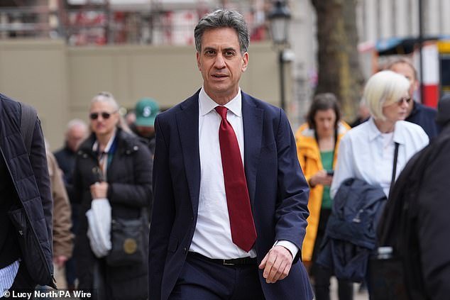 Ed Miliband se ve obligado a descender de categoría mientras se prepara para respaldar el proyecto del campo de gas del Mar del Norte después de insistir en que Net Zero es la “misión central” del gobierno laborista.